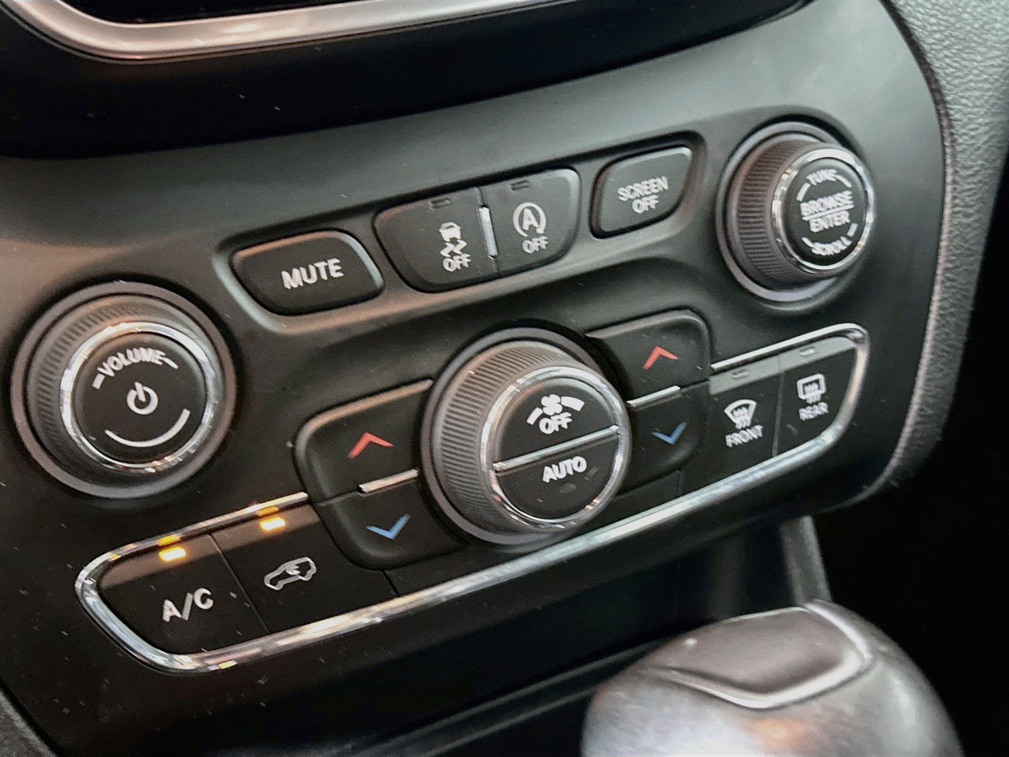 Used 2019 Jeep Cherokee Limited w/ Technology Group FWD image 23