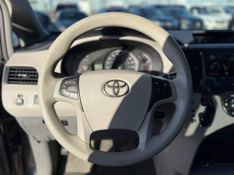 Used 2014 Toyota Sienna LE FWD image 12