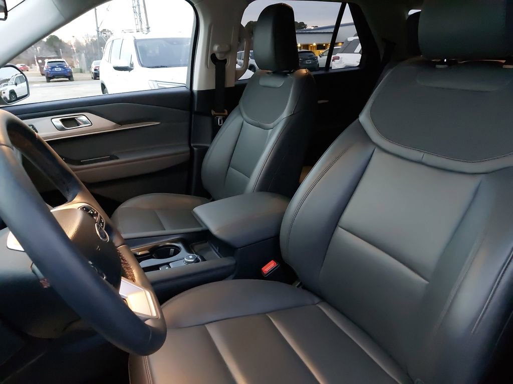 Used 2025 Ford Explorer Active w/ Active Comfort Package image 12