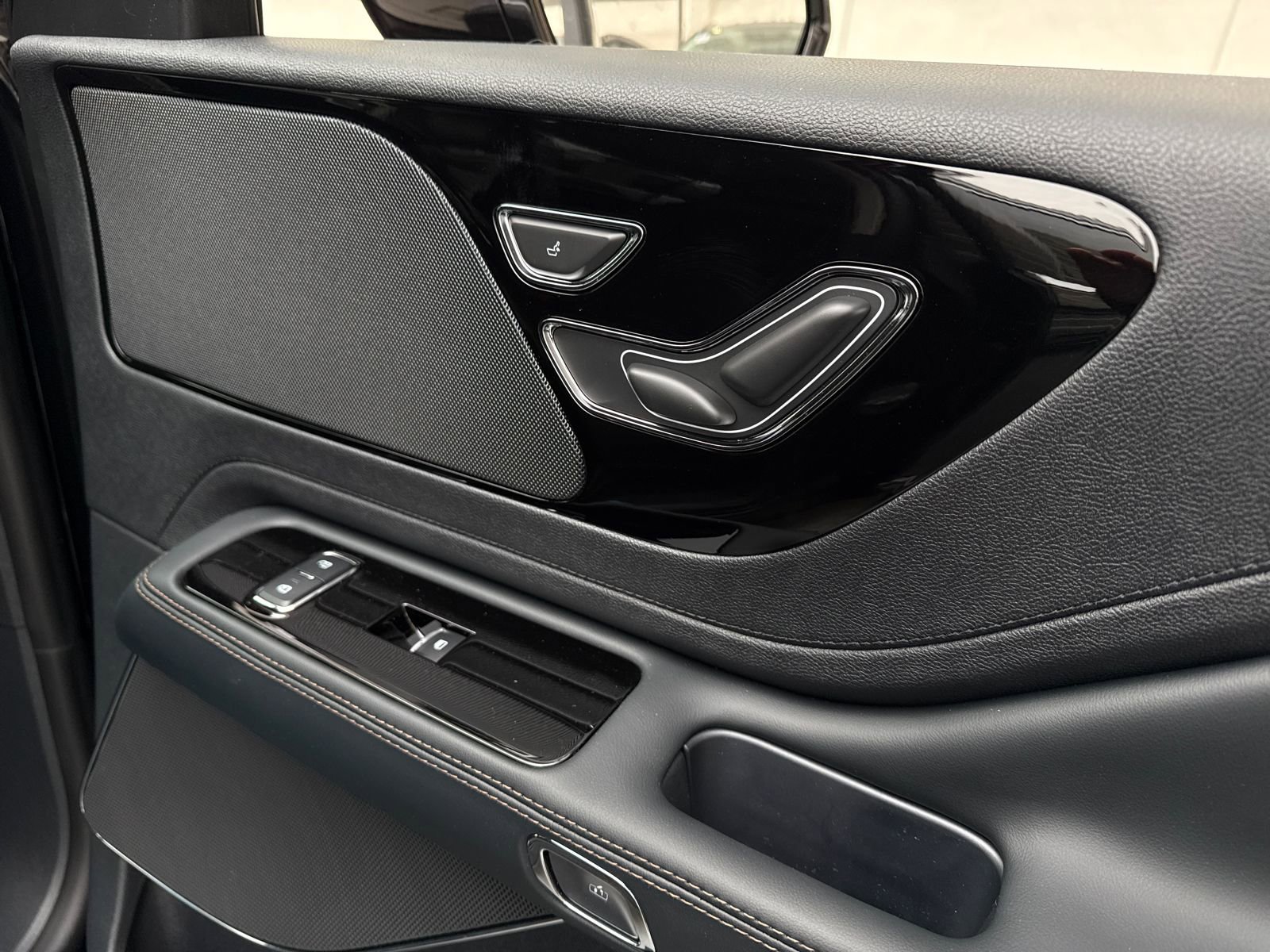 New 2026 Lincoln Aviator AWD image 7