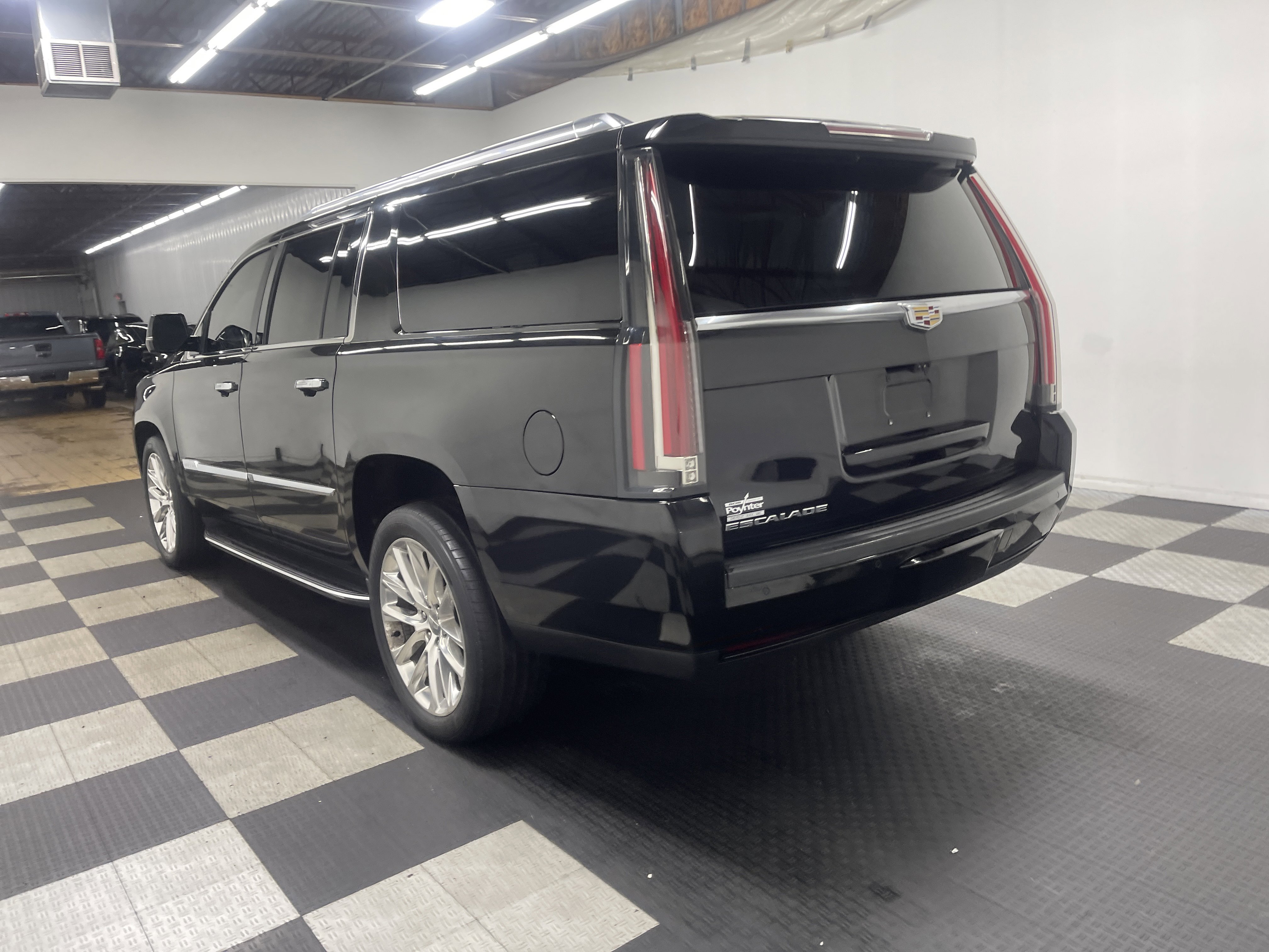 Used 2017 Cadillac Escalade ESV Premium Luxury image 2