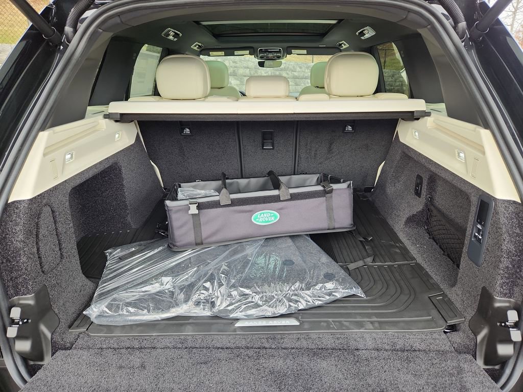 New 2025 Land Rover Range Rover SE image 13