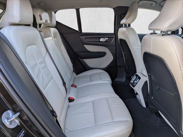 Used 2022 Volvo XC40 T4 Momentum image 19