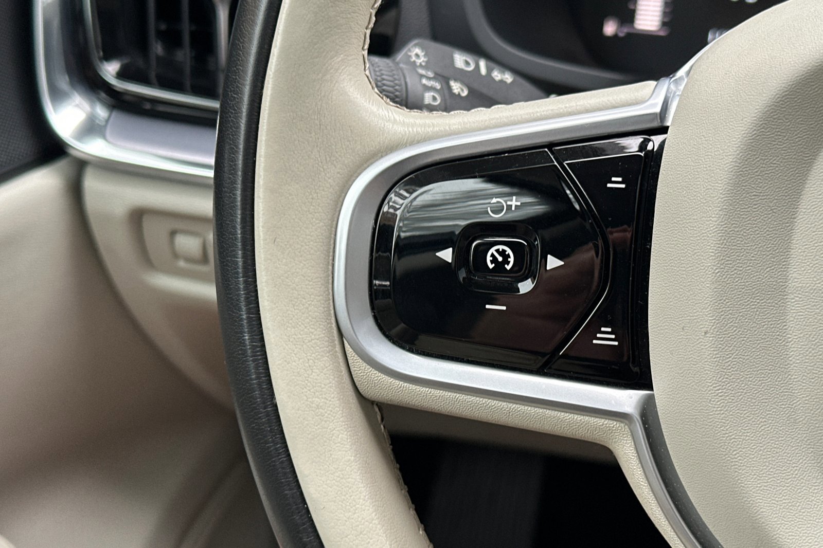 Used 2019 Volvo S60 T5 Momentum w/ Premium Package FWD image 27