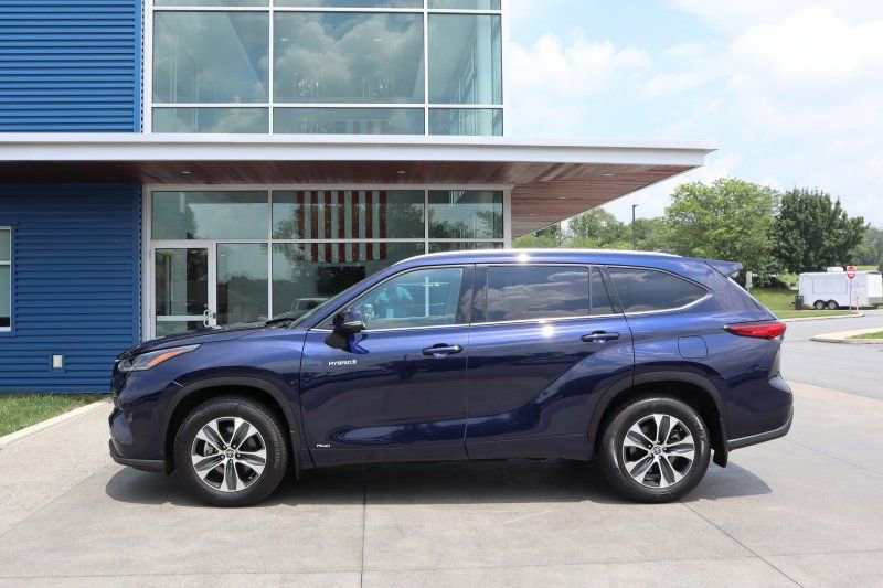 Used 2021 Toyota Highlander XLE image 6