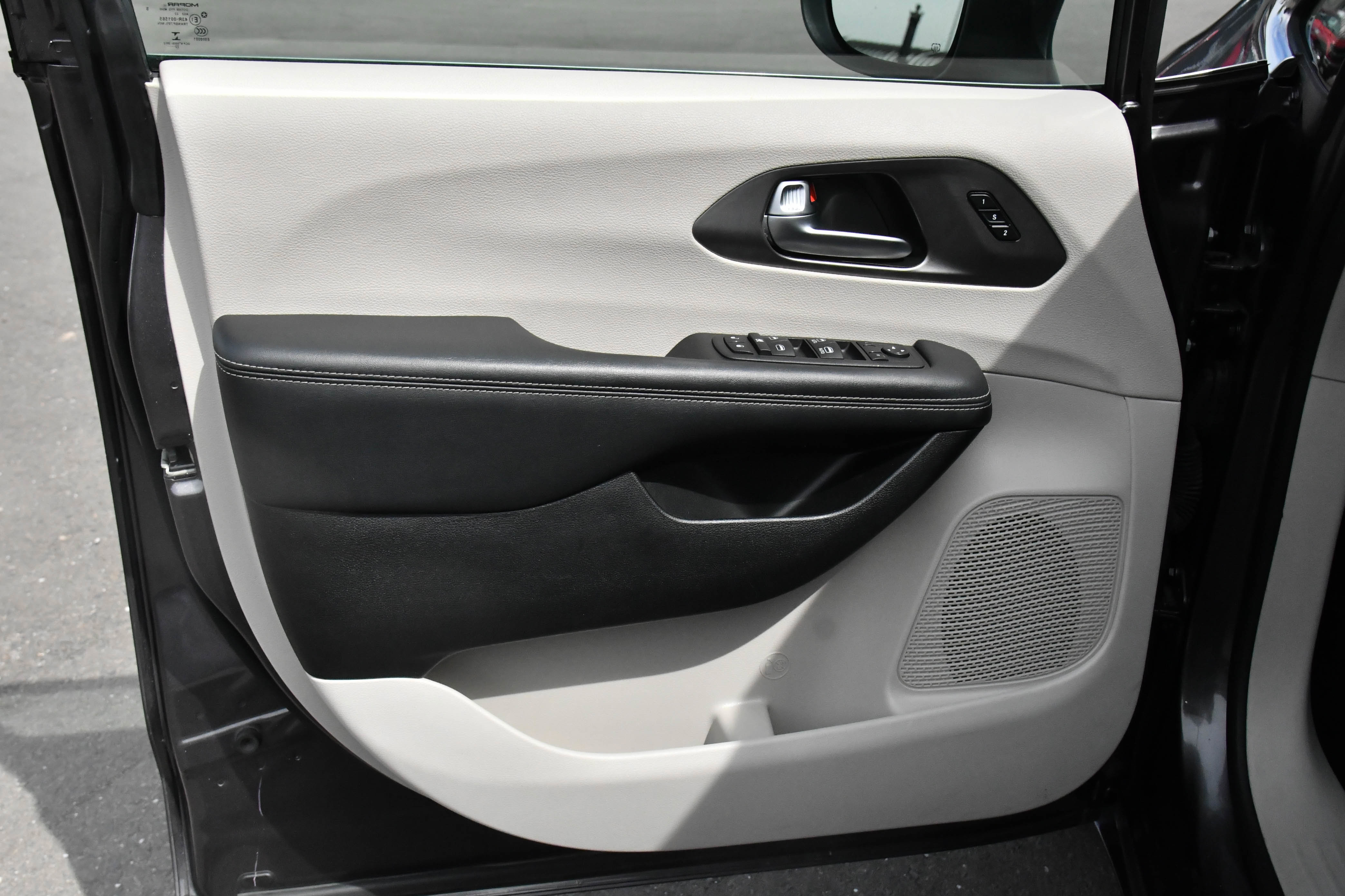 Used 2023 Chrysler Pacifica Touring-L image 14