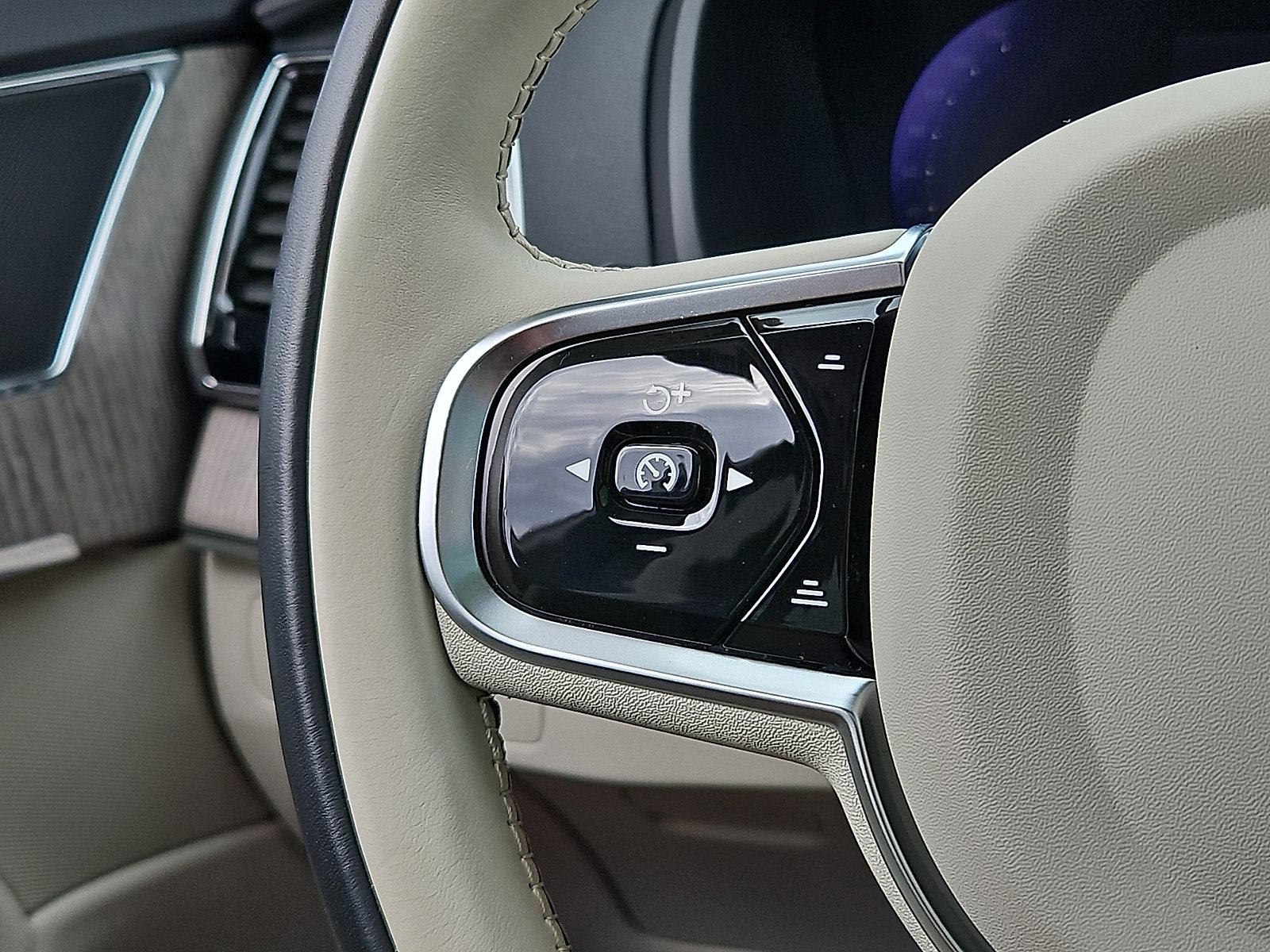 Certified 2023 Volvo XC90 B5 Plus w/ Protection Package Premier image 22