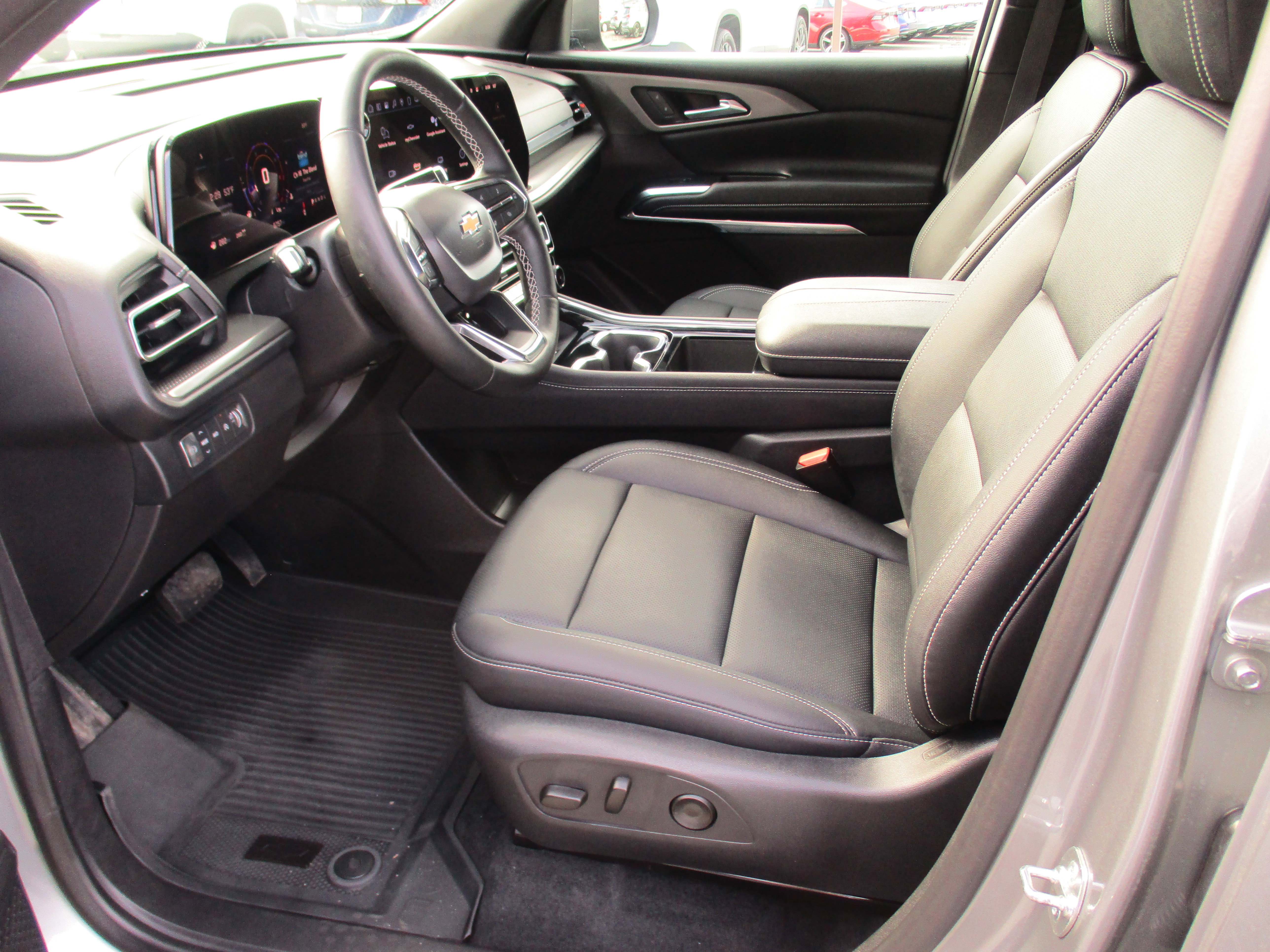 Certified 2025 Chevrolet Traverse LT w/ LPO, Floor Liner Package image 11