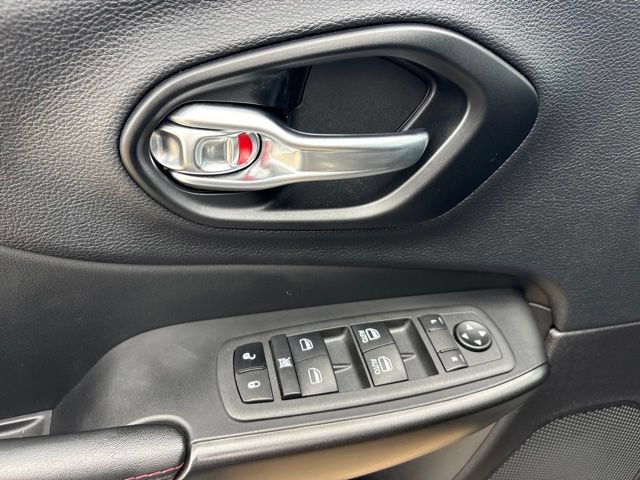 Used 2022 Jeep Cherokee Trailhawk w/ Comfort/Convenience Group AWD/4WD image 10