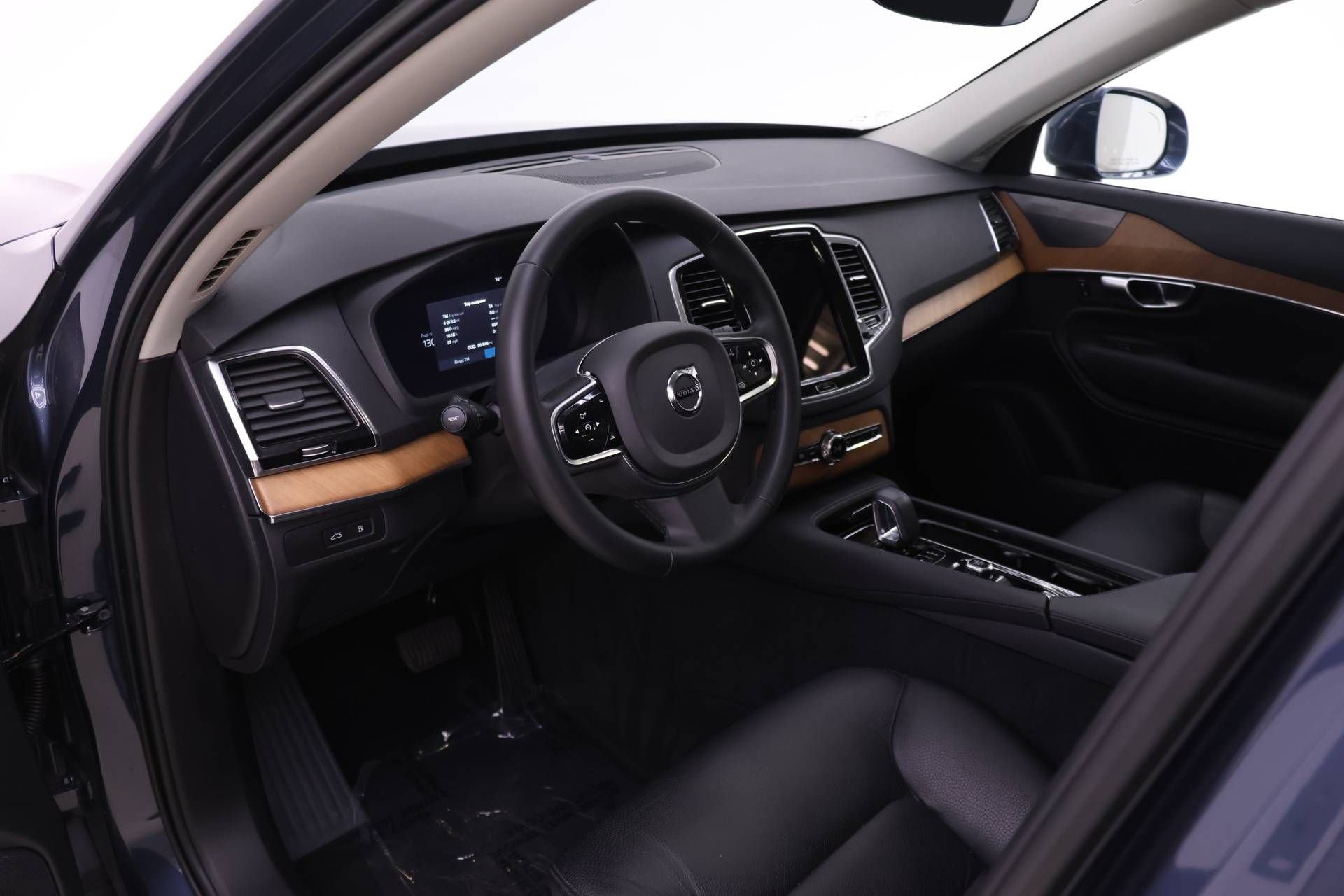 Certified 2023 Volvo XC90 T8 Plus w/ Protection Package Premier image 6