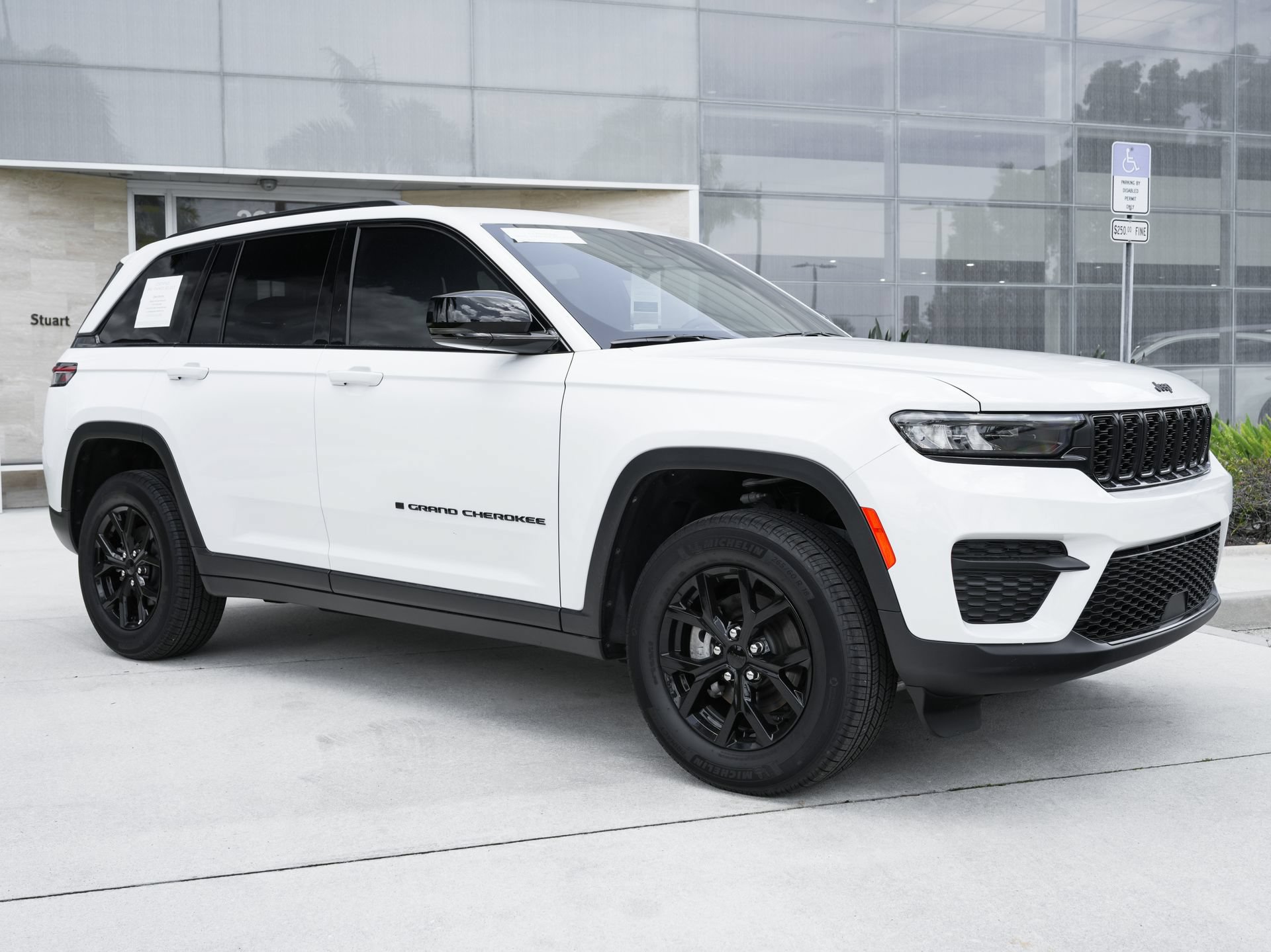 Used 2025 Jeep Grand Cherokee Altitude RWD image 5