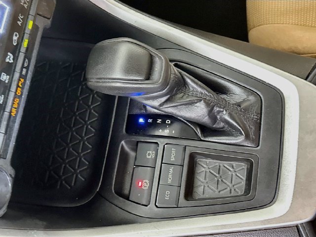 Used 2019 Toyota RAV4 LE FWD image 19