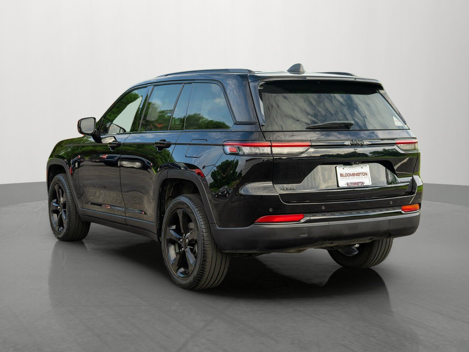 Used 2023 Jeep Grand Cherokee Limited w/ Black Appearance Package AWD/4WD image 5