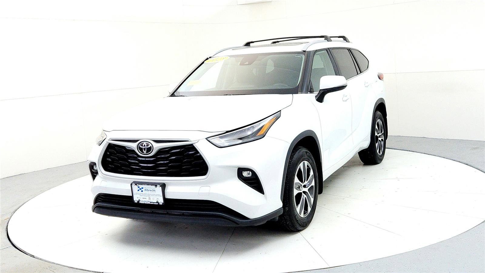 Certified 2023 Toyota Highlander XLE image 2