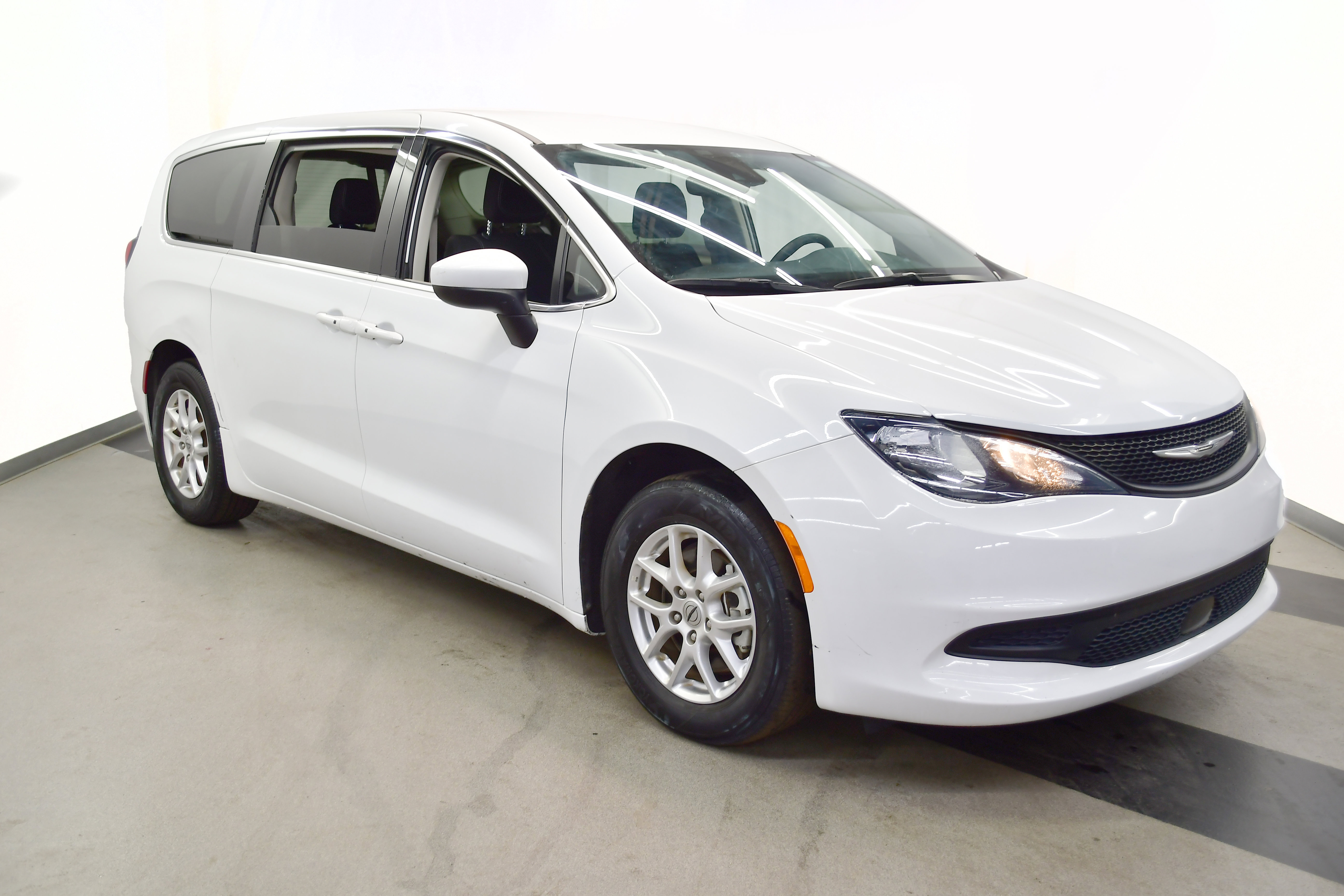 Used 2023 Chrysler Voyager LX FWD image 2
