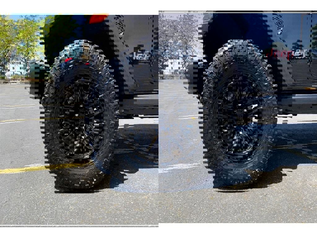 Used 2024 Jeep Wrangler Unlimited Rubicon w/ Technology Group image 9