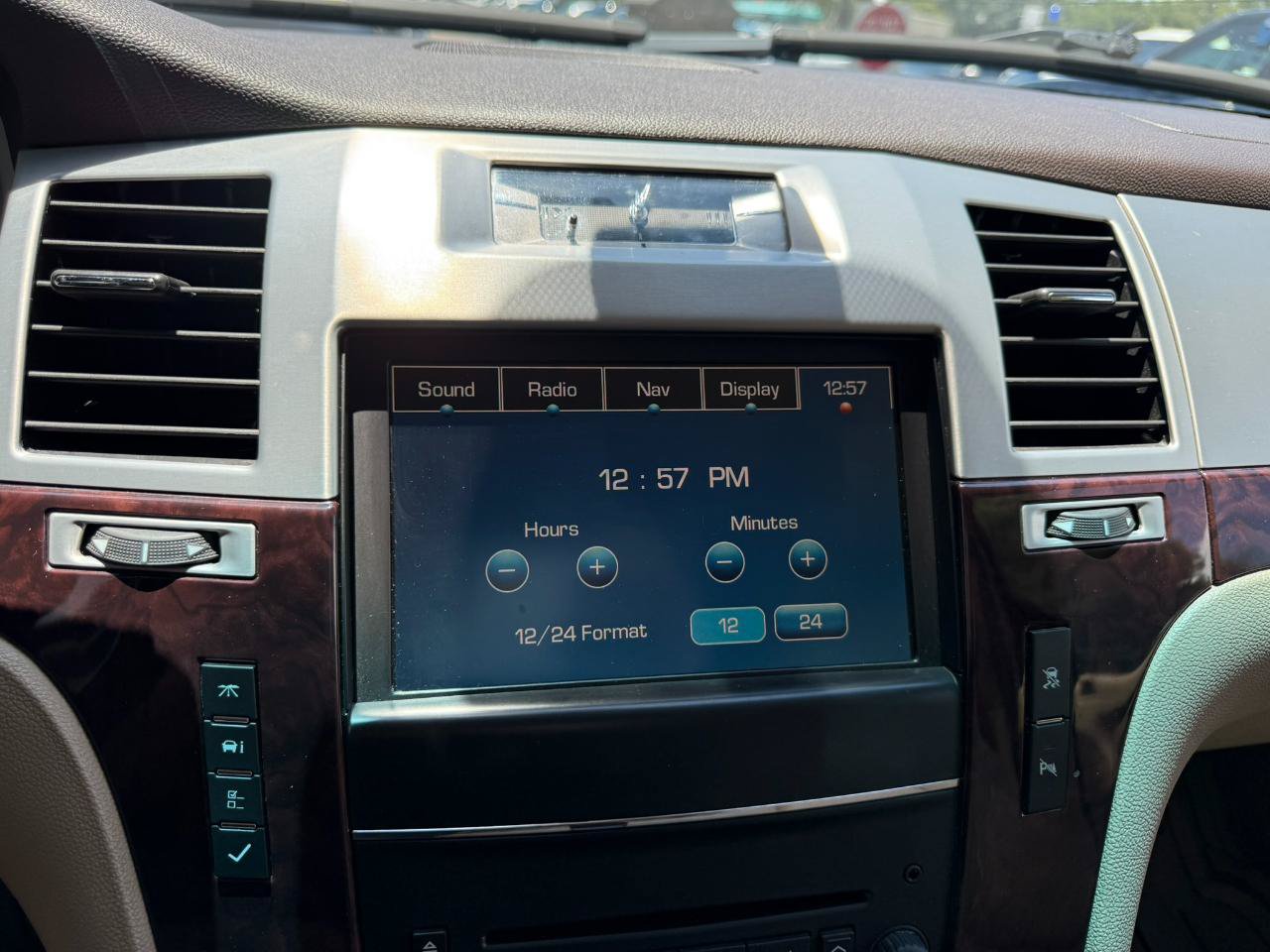 Used 2011 Cadillac Escalade Premium AWD/4WD image 36
