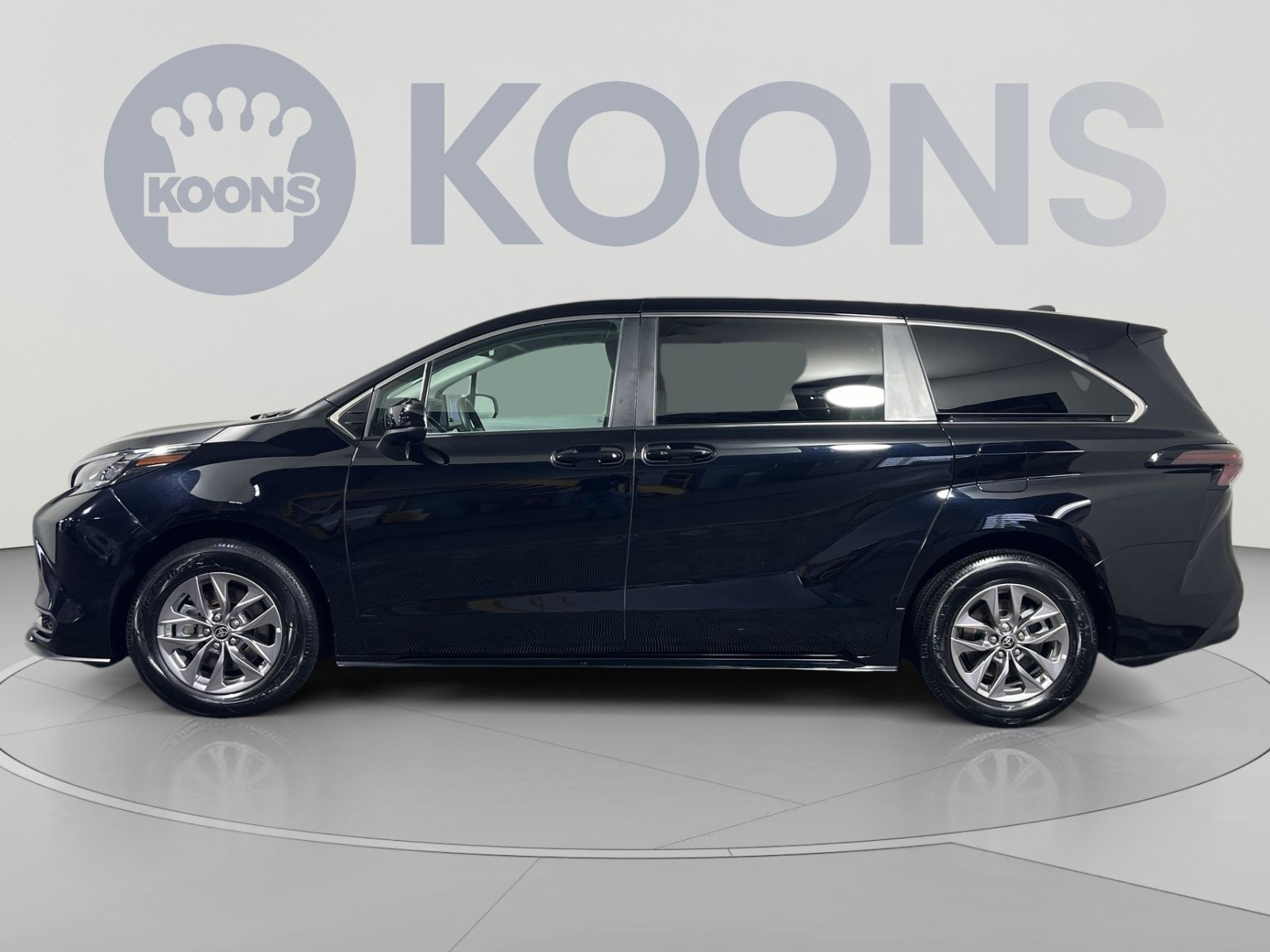 Used 2025 Toyota Sienna LE FWD image 2