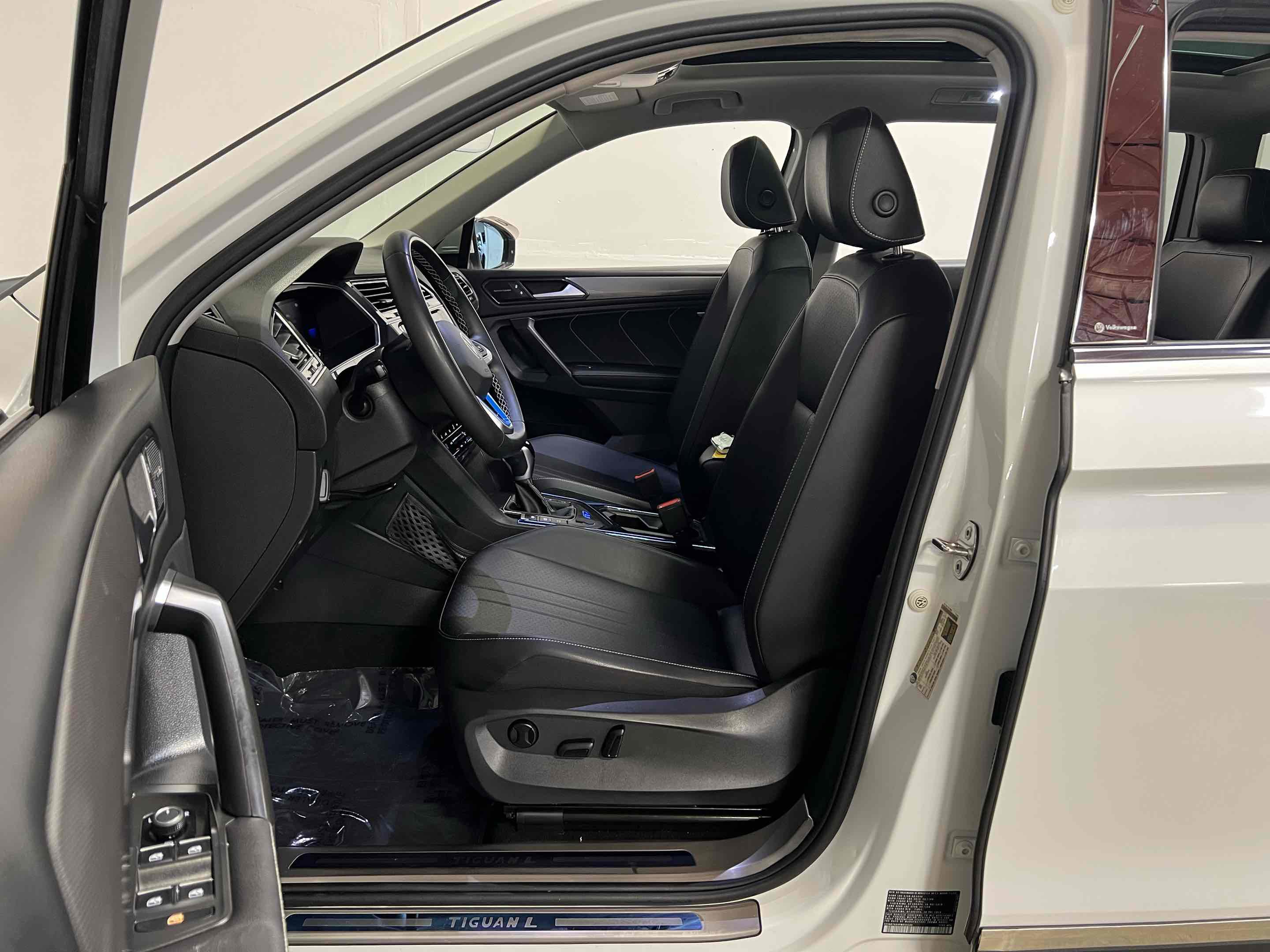 Used 2023 Volkswagen Tiguan SE w/ Panoramic Sunroof Package image 6