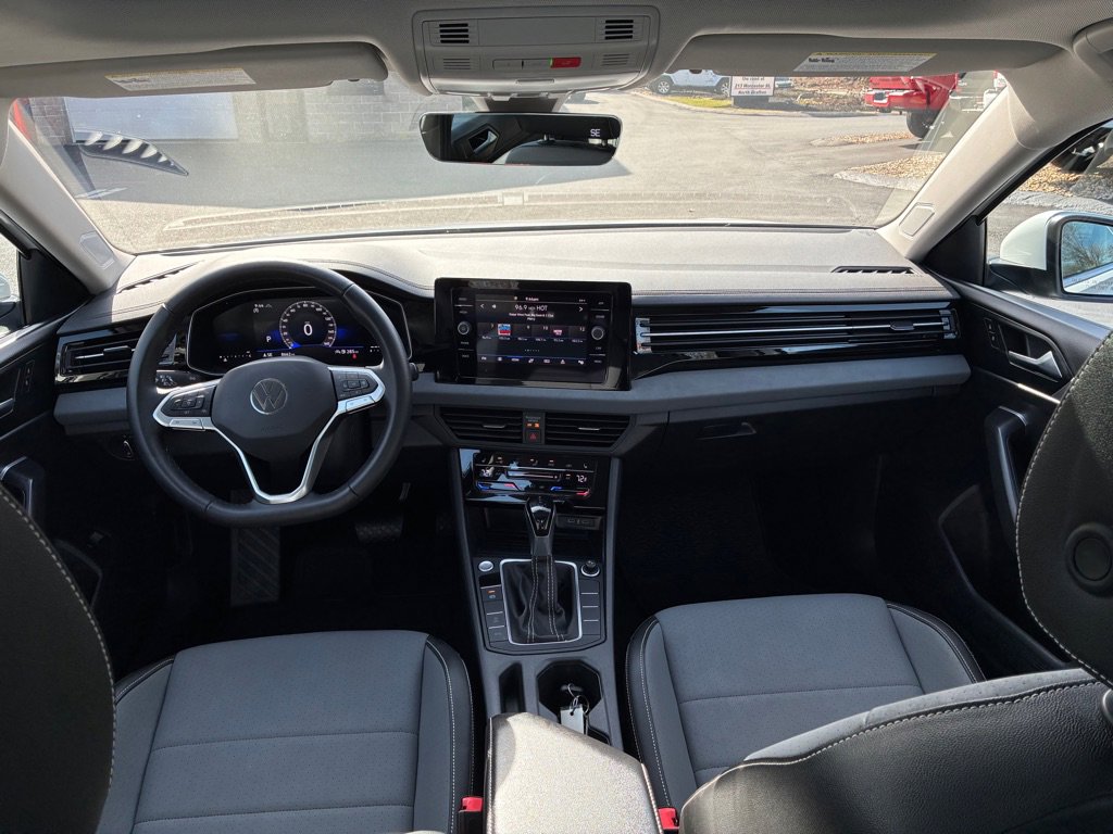 Used 2025 Volkswagen Jetta SE w/ Sunroof Package image 20