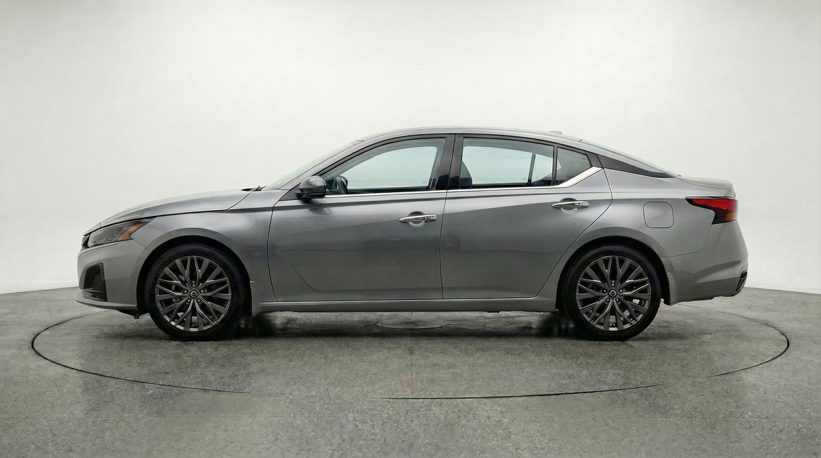 Used 2025 Nissan Altima 2.5 SV image 5