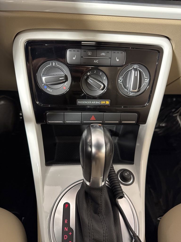 Used 2019 Volkswagen Beetle 2.0T S FWD image 30