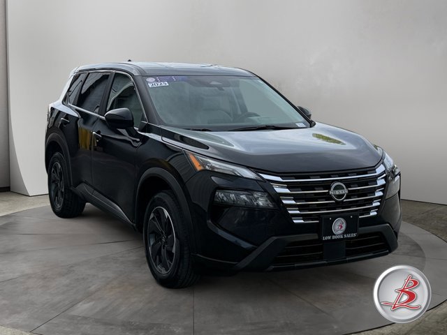 Used 2025 Nissan Rogue SV image 1