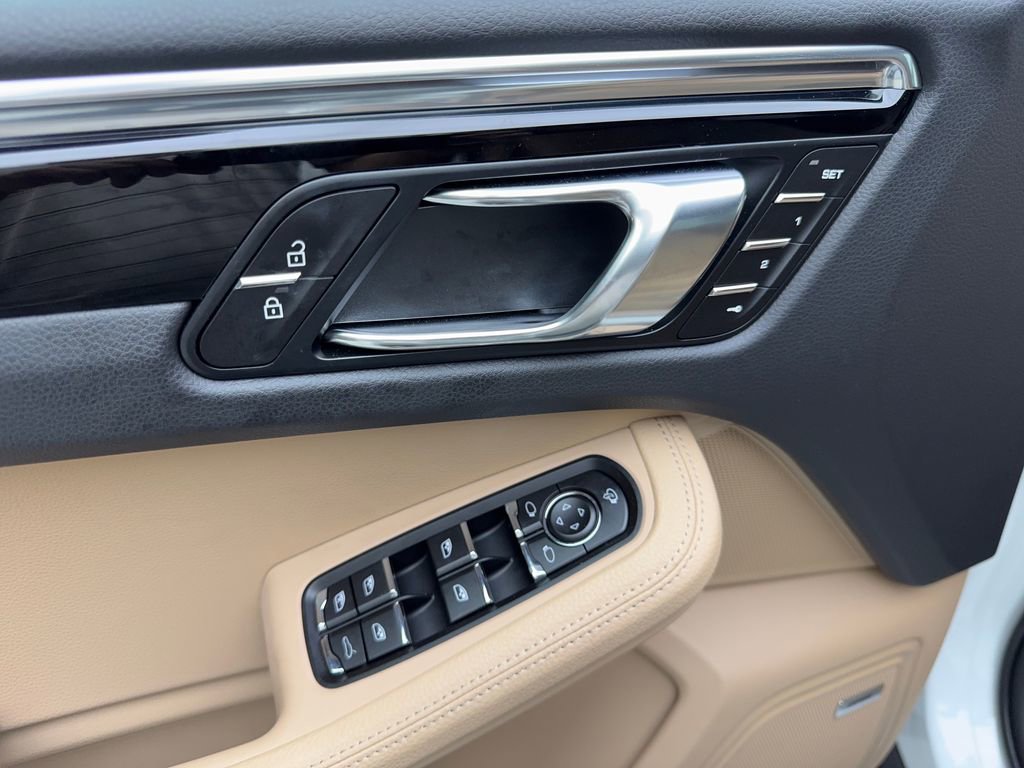 Used 2025 Porsche Macan Turbo image 31