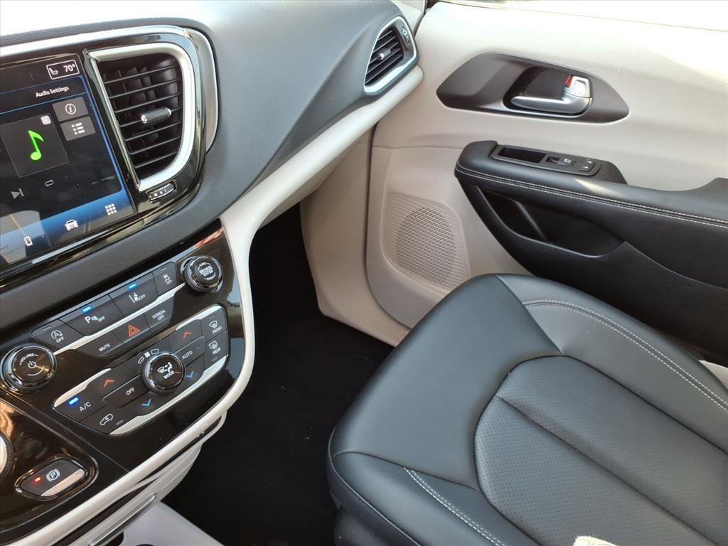 Used 2024 Chrysler Pacifica Touring-L image 23