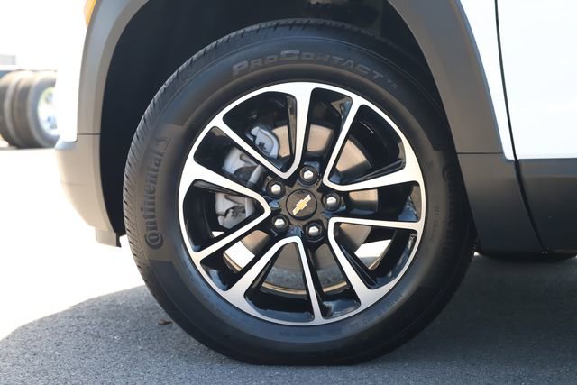 Used 2025 Chevrolet TrailBlazer LT w/ Driver Confidence Package image 2