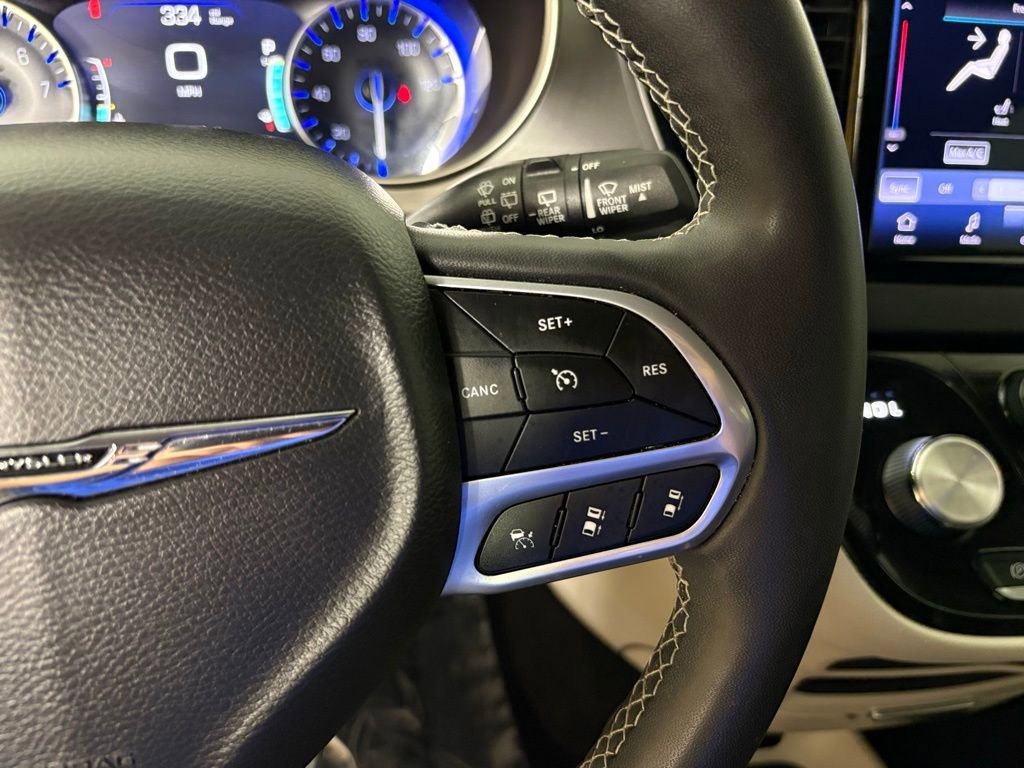 Used 2023 Chrysler Pacifica Touring-L image 21