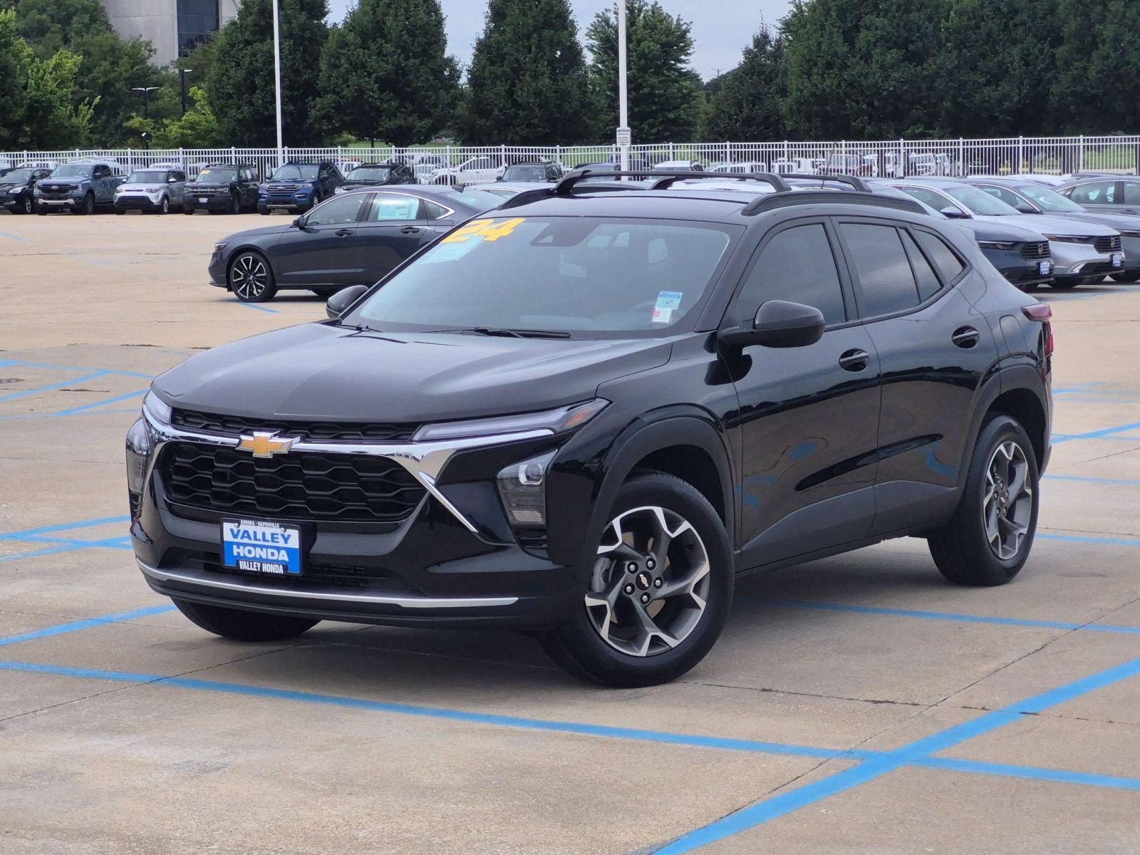 Used 2024 Chevrolet Trax LT FWD image 2