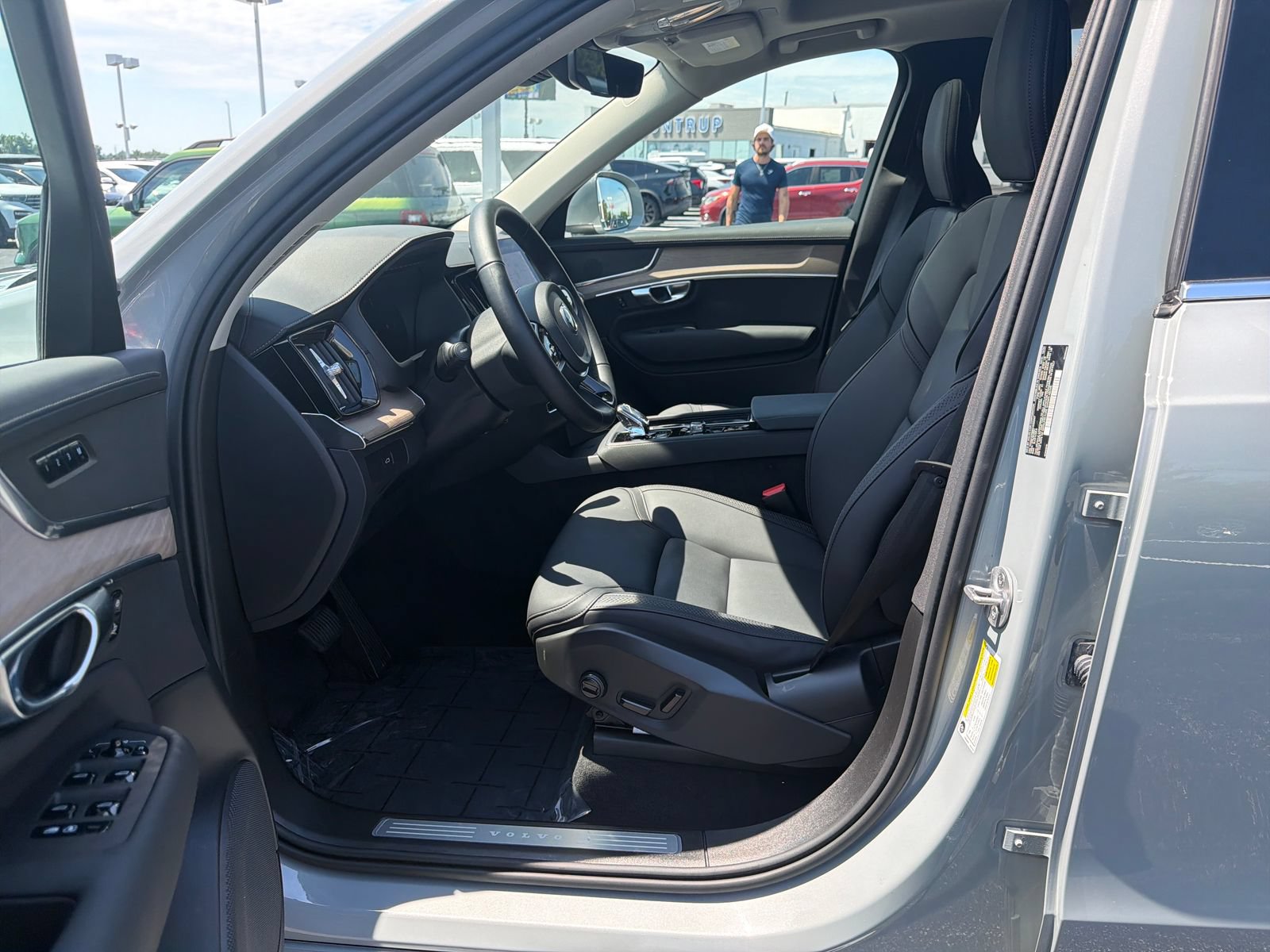 Used 2025 Volvo XC90 B5 Plus AWD/4WD image 10