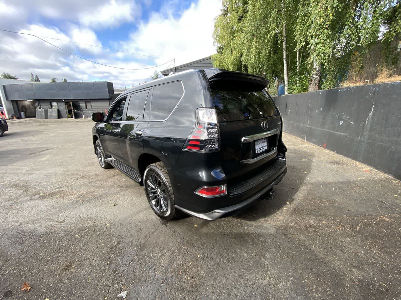 Used 2023 Lexus GX 460 Luxury w/ Sport Design Package AWD/4WD image 4