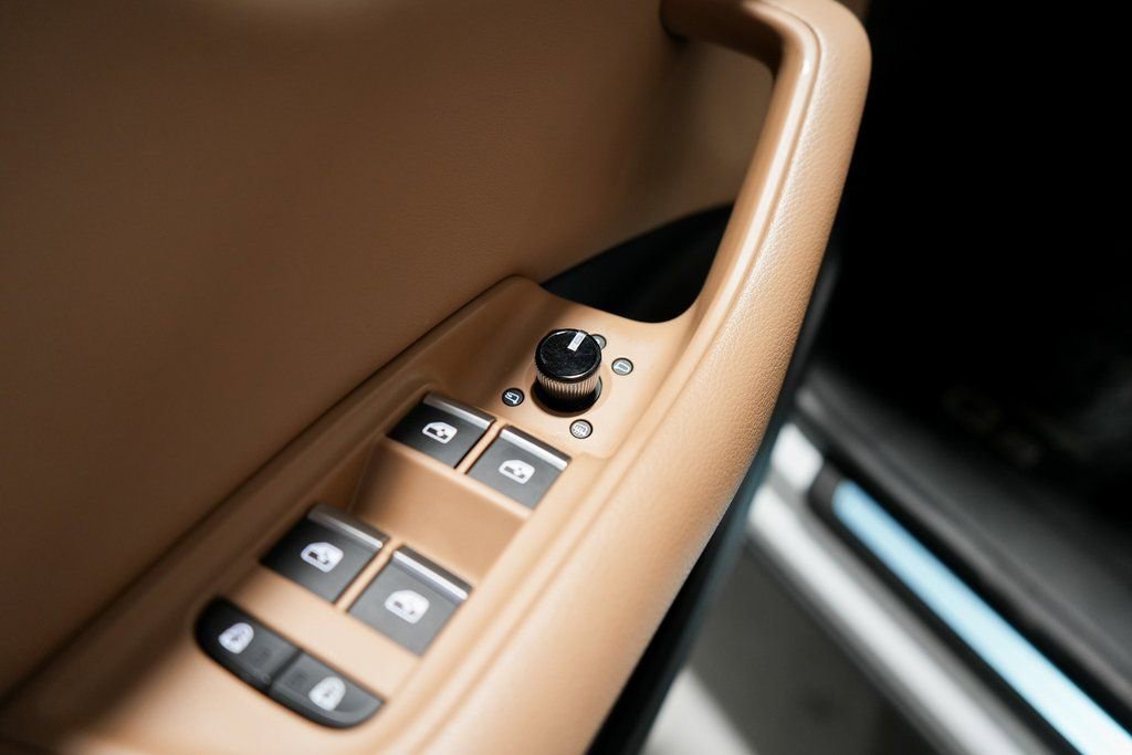 Used 2023 Audi Q8 Premium image 33