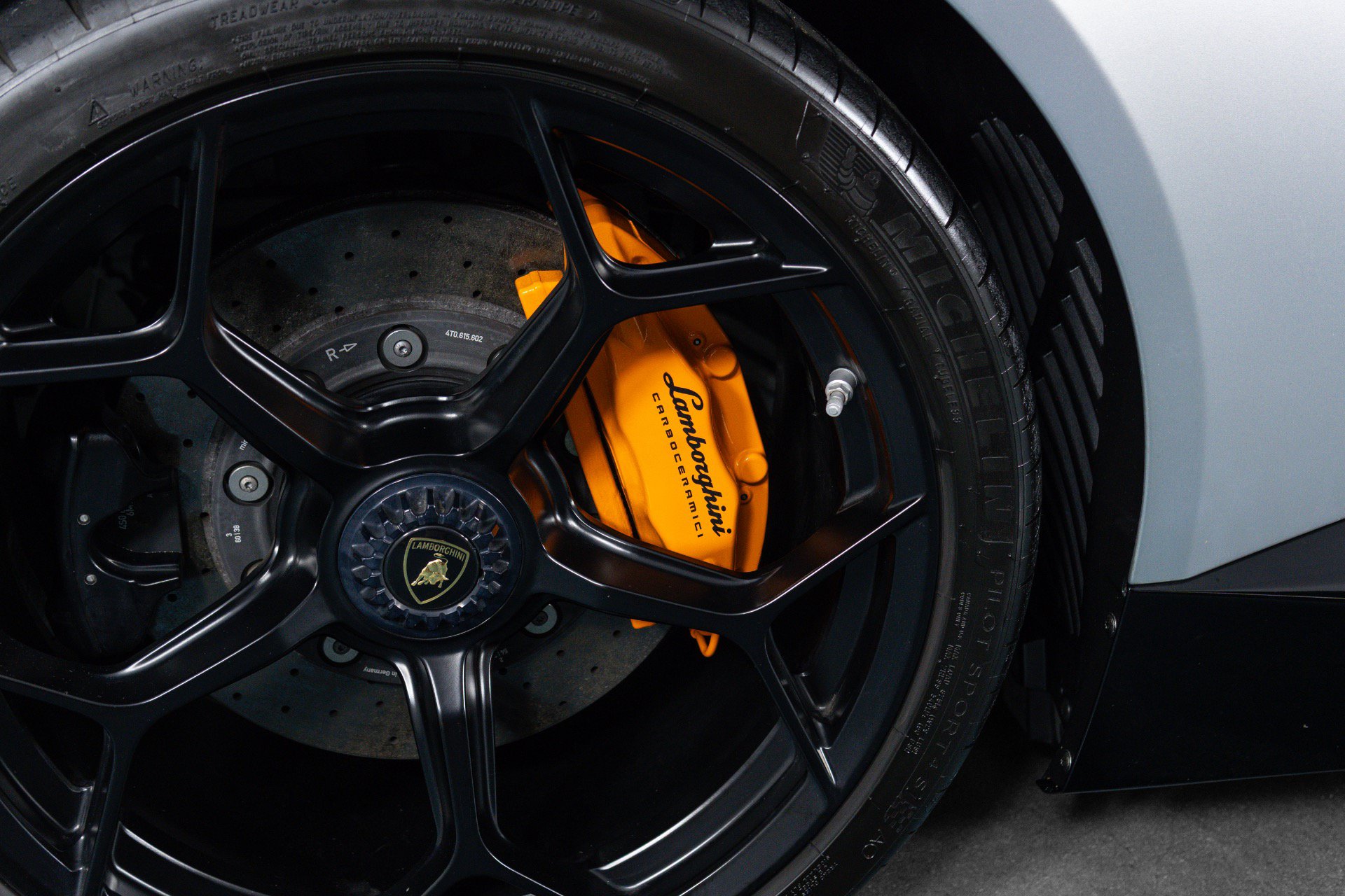 Used 2018 Lamborghini Huracan Performante AWD/4WD image 16