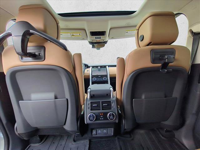 Used 2025 Land Rover Discovery Metropolitan Edition image 17