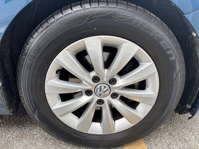 Used 2018 Volkswagen Beetle 2.0T S FWD image 7