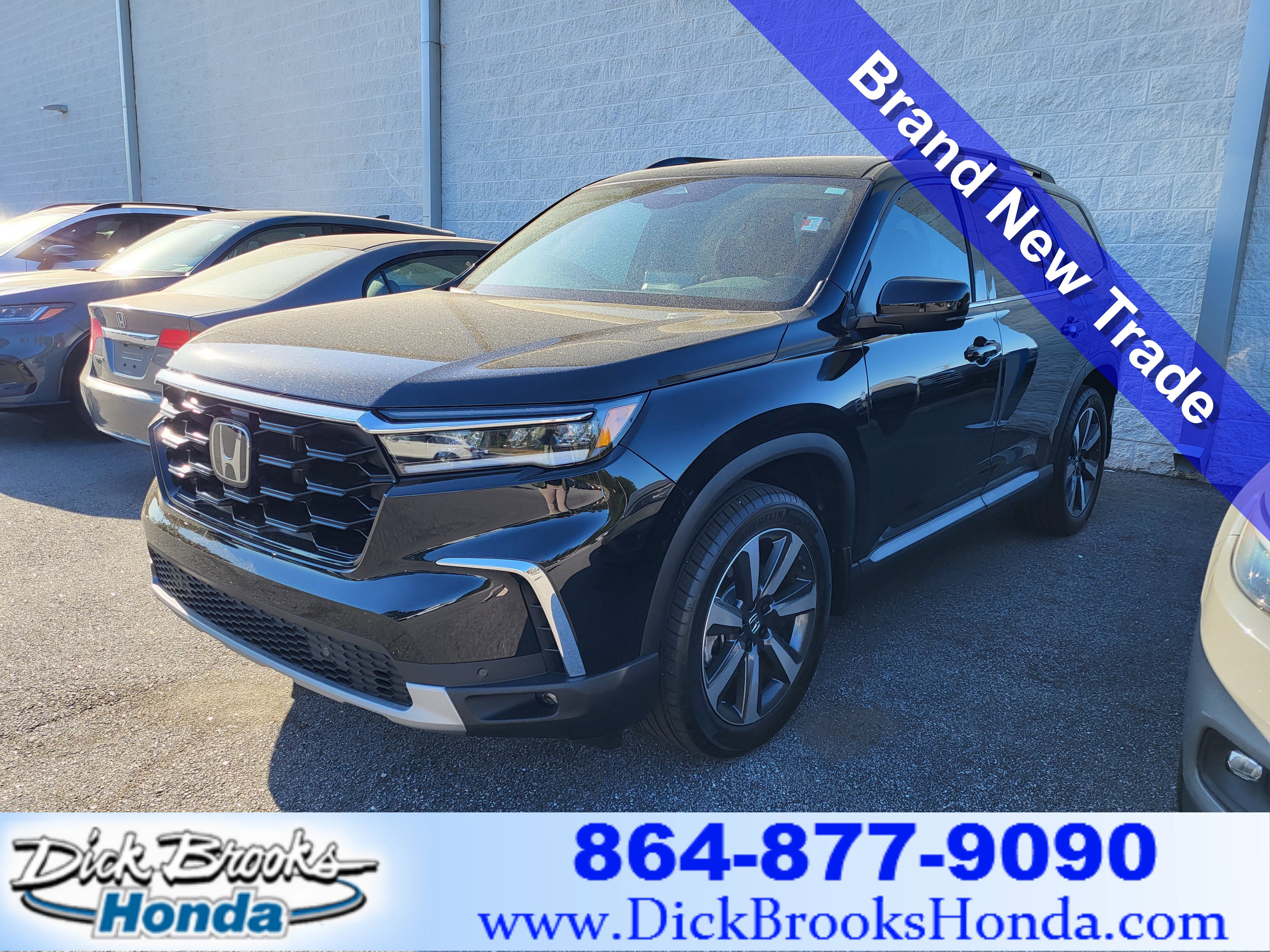 Used 2025 Honda Pilot Touring image 1