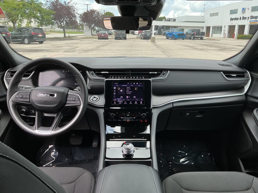 Certified 2025 Jeep Grand Cherokee Laredo X w/ Luxury Tech Group I AWD/4WD image 15