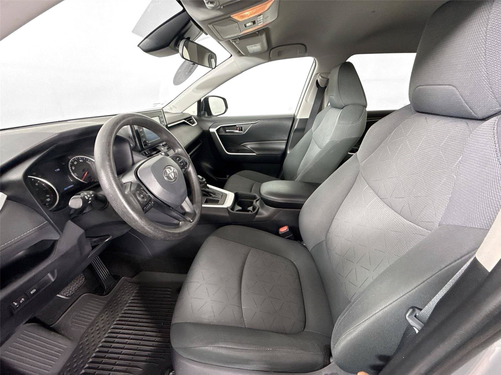 Used 2021 Toyota RAV4 XLE FWD image 3