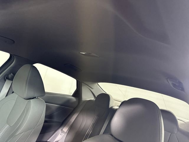 Used 2022 Hyundai Elantra SEL w/ Preferred Accessory Package FWD image 12