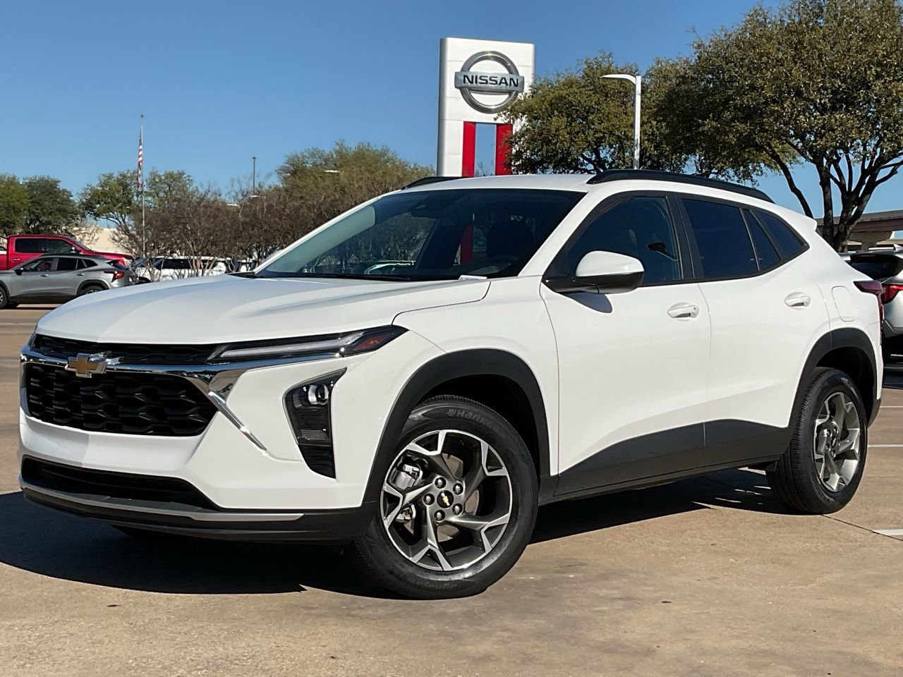 Used 2025 Chevrolet Trax LT w/ LT Convenience Package image 2