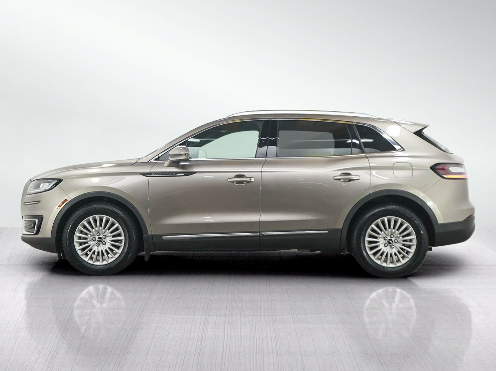 Used 2020 Lincoln Nautilus Premier AWD/4WD image 2