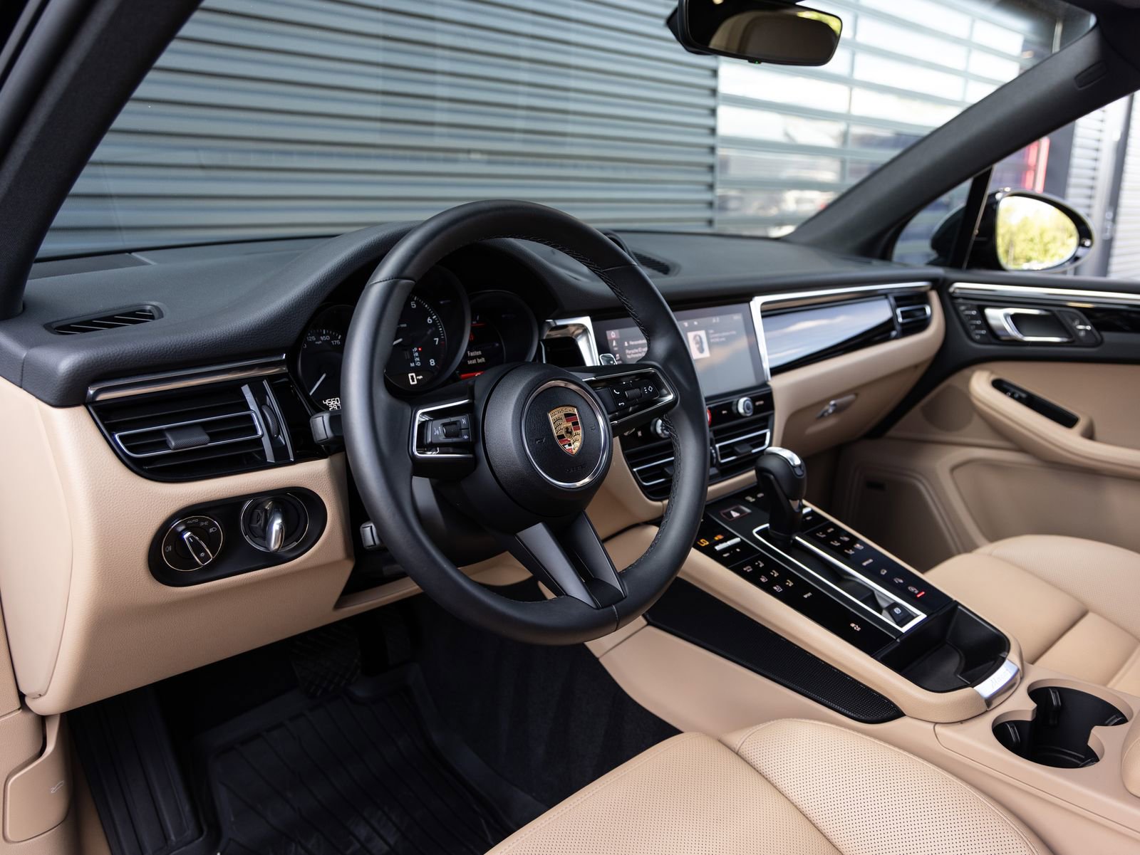 Certified 2025 Porsche Macan AWD/4WD image 4