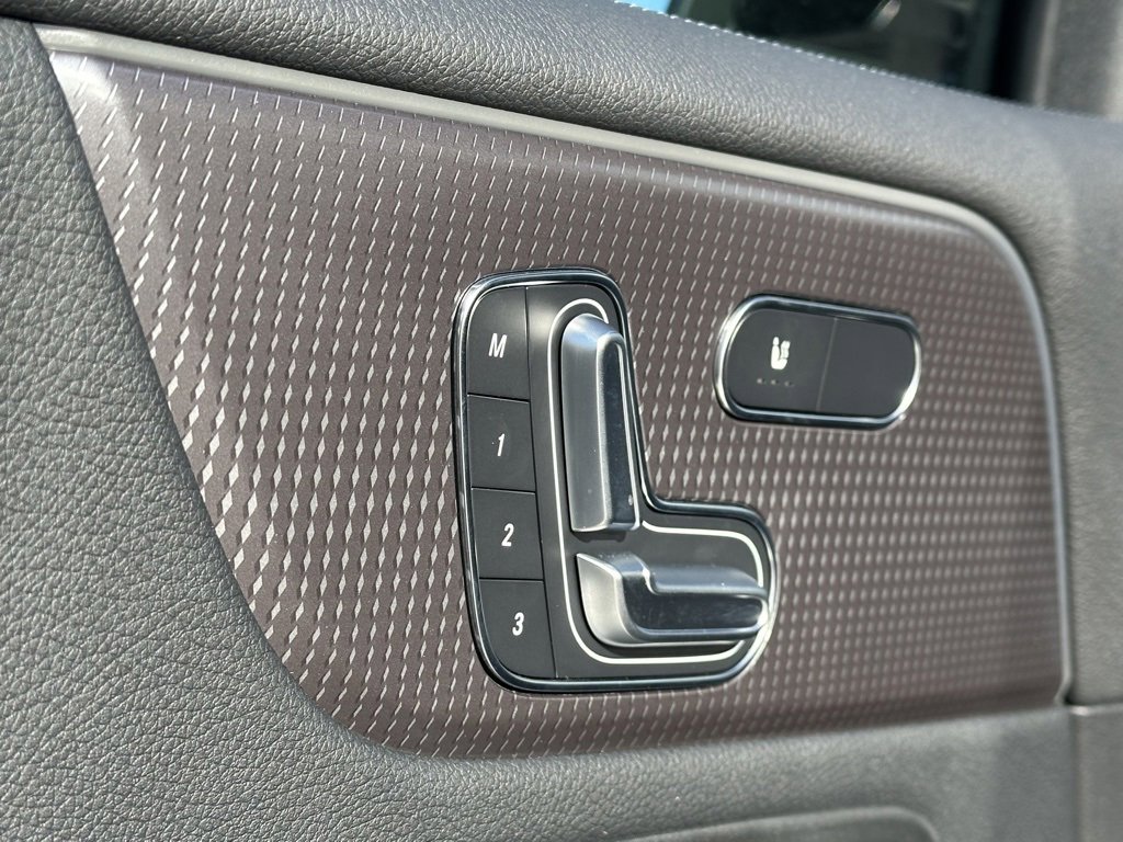 Used 2023 Mercedes-Benz EQB 300 4MATIC image 5