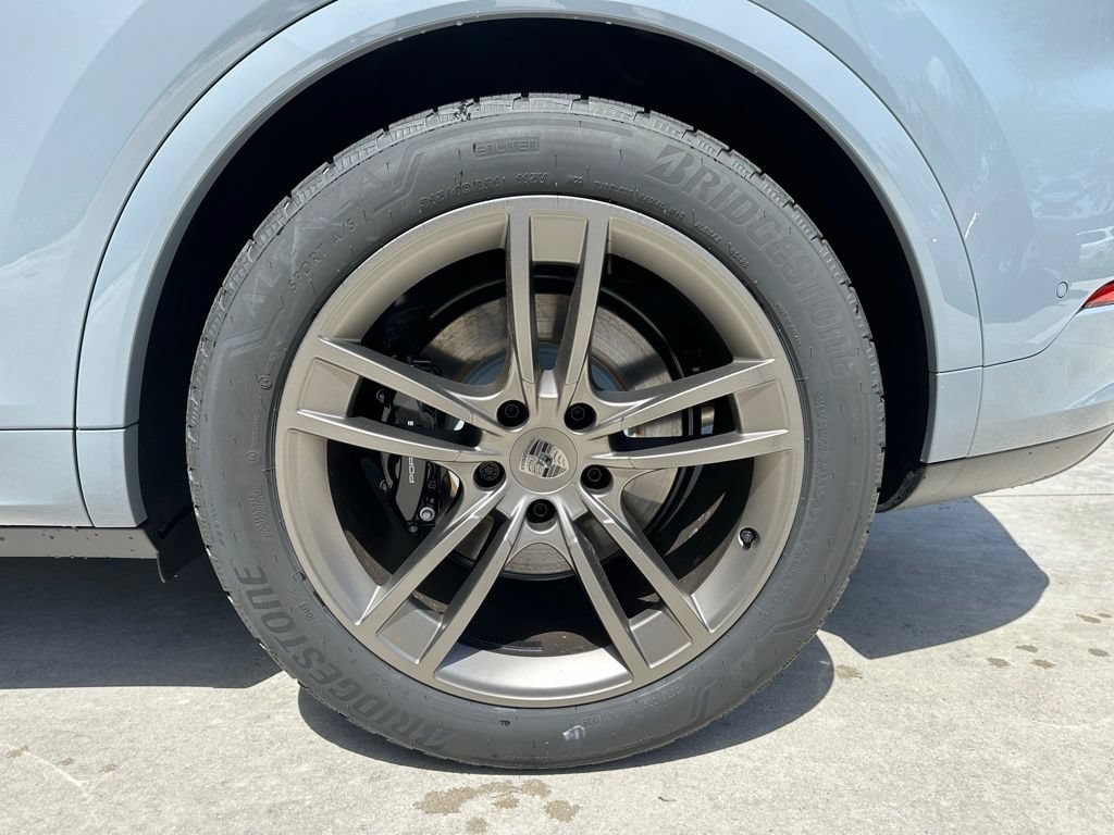 Certified 2025 Porsche Cayenne Turbo AWD/4WD image 43