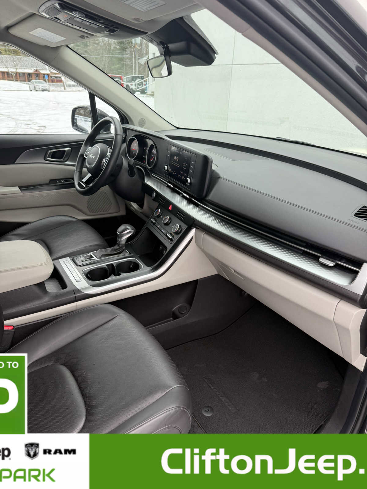 Used 2024 Kia Carnival LX image 26
