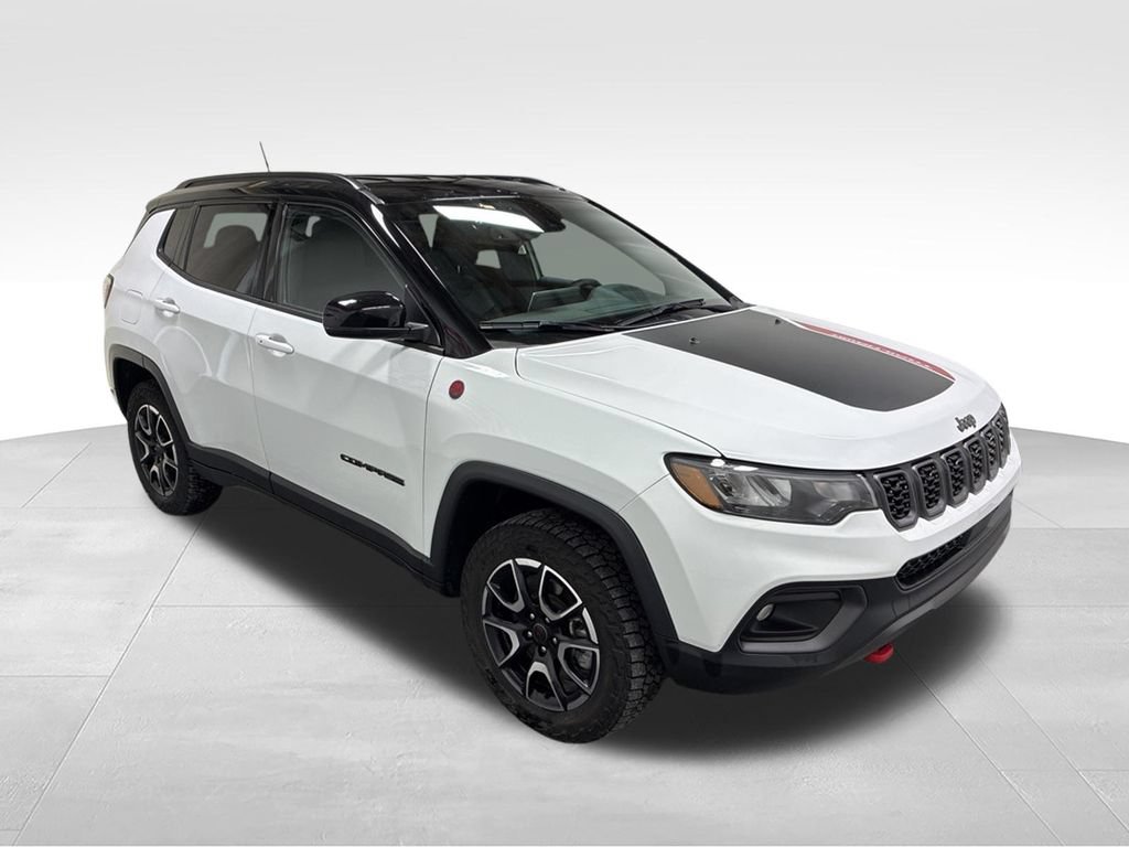 Used 2025 Jeep Compass Trailhawk AWD/4WD image 3