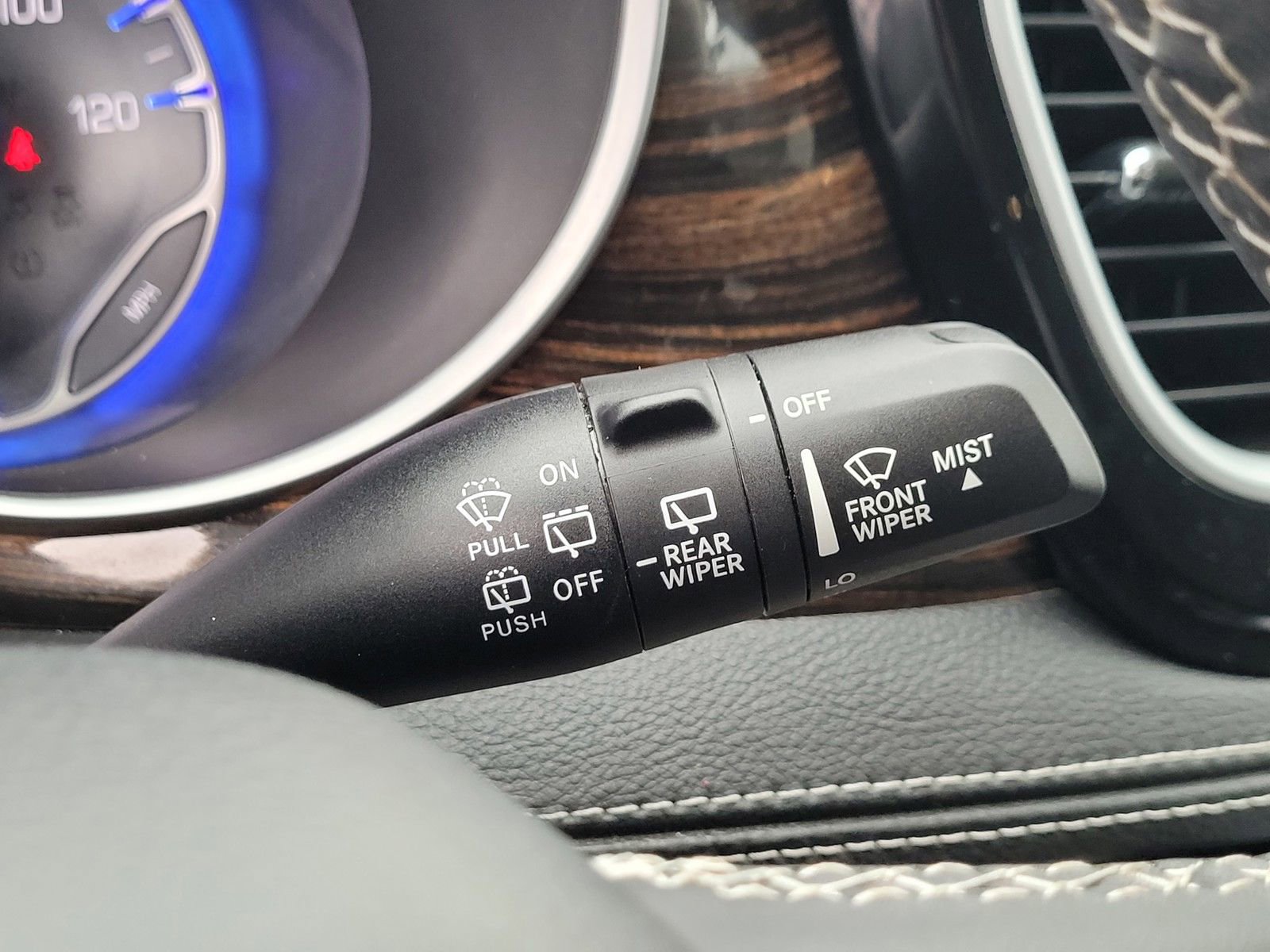 Used 2024 Chrysler Pacifica Limited image 25